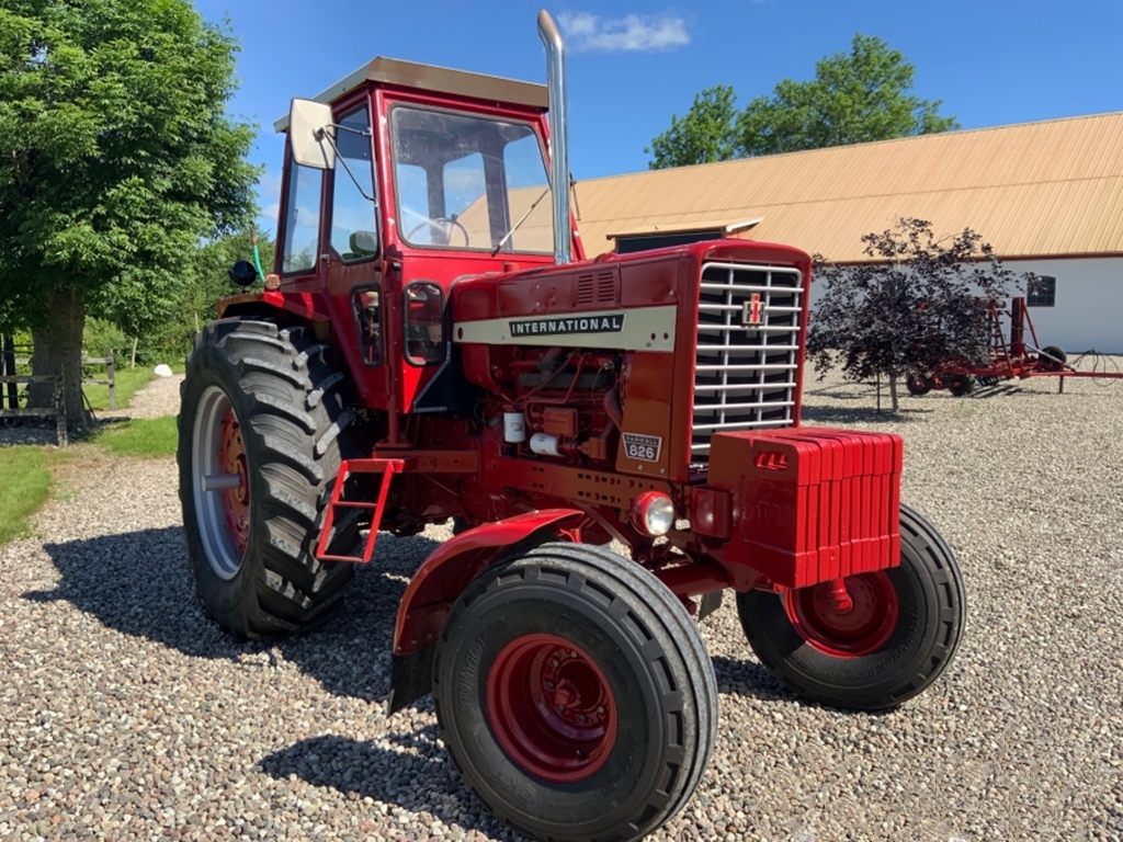 Tractor International Farmall 826, Anul 1971 - Imagine 2