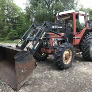 Tractor INTERNATIONAL 585 XL, Anul 1985